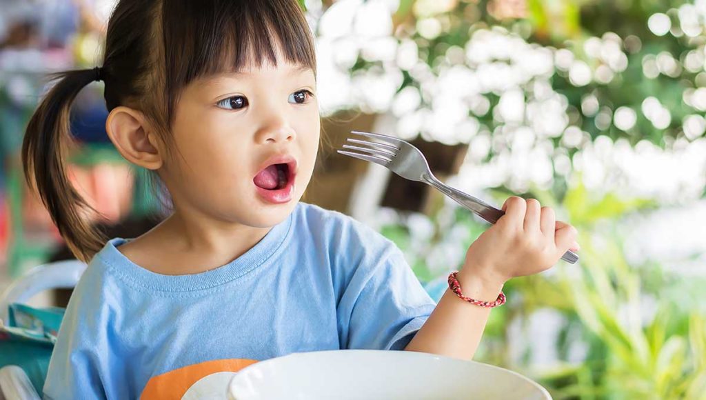 Ab wann können Kinder mit Besteck essen? Besser Essen lernen